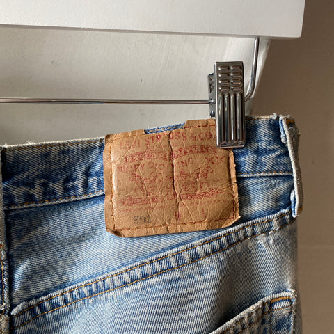 90's Cropped Levi’s 501 - 30” x 24”