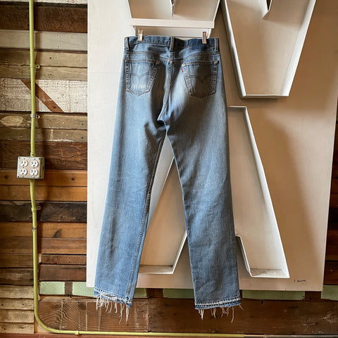 90’s Levi’s 501 - 33” x 35”