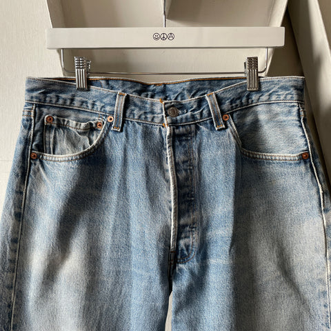 90’s Levi’s 501 - 32” x 33”