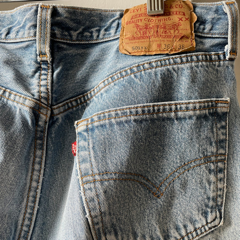 90’s Levi’s 501 - 32” x 33”