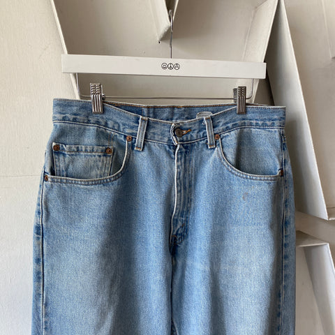90's Levi’s 550 - 33” x 27”