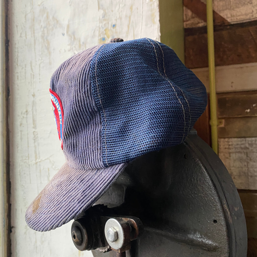 Casquette Trucker Mountain à écusson en bleu foncé Casquette Trucker Mountain à écusson en bleu foncé